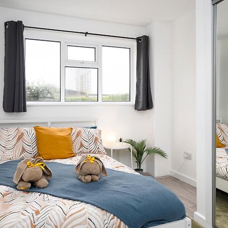 شقة Modern 4 Bed House-Free Parking Burton  المظهر الخارجي الصورة