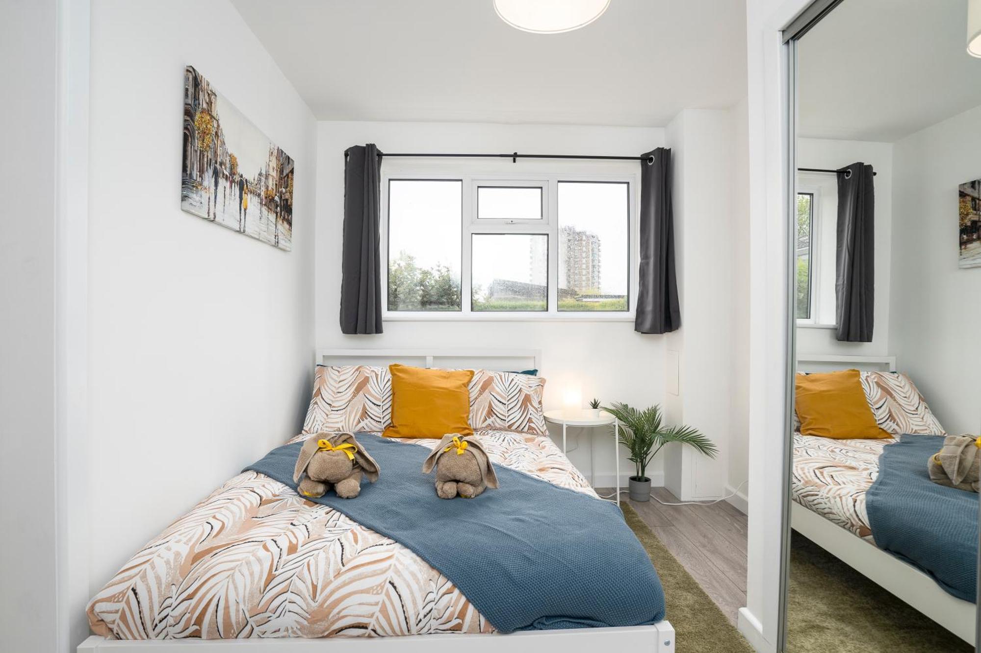 شقة Modern 4 Bed House-Free Parking Burton  المظهر الخارجي الصورة