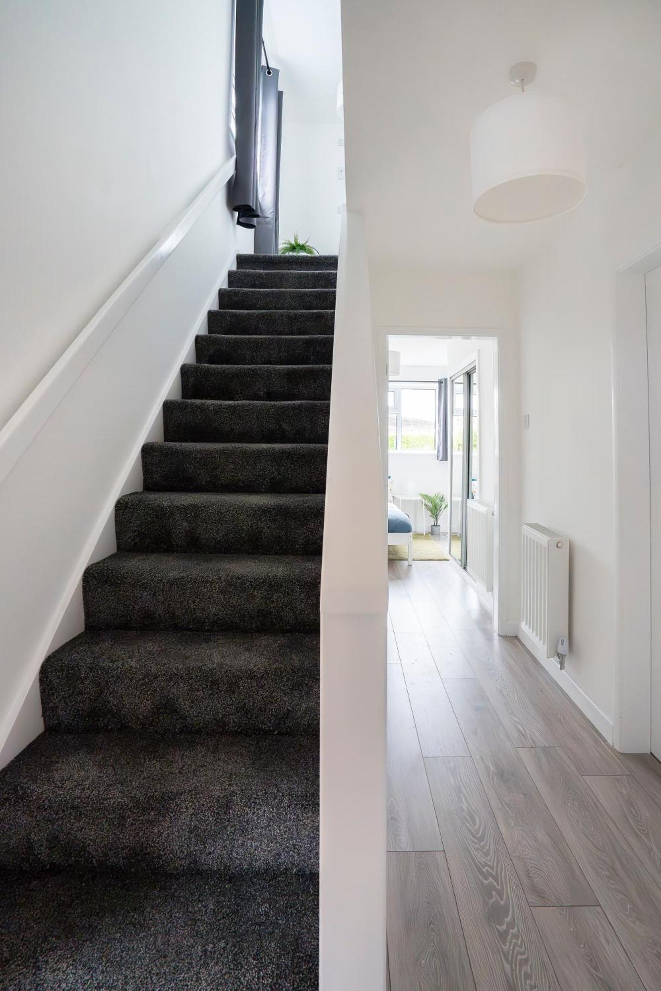 شقة Modern 4 Bed House-Free Parking Burton  المظهر الخارجي الصورة