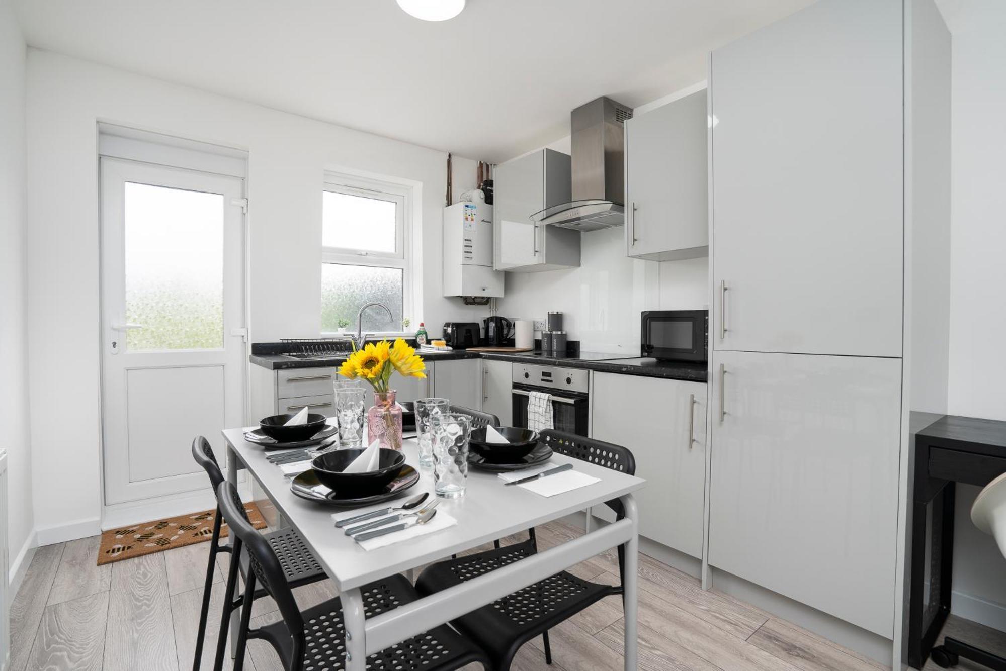 شقة Modern 4 Bed House-Free Parking Burton  المظهر الخارجي الصورة