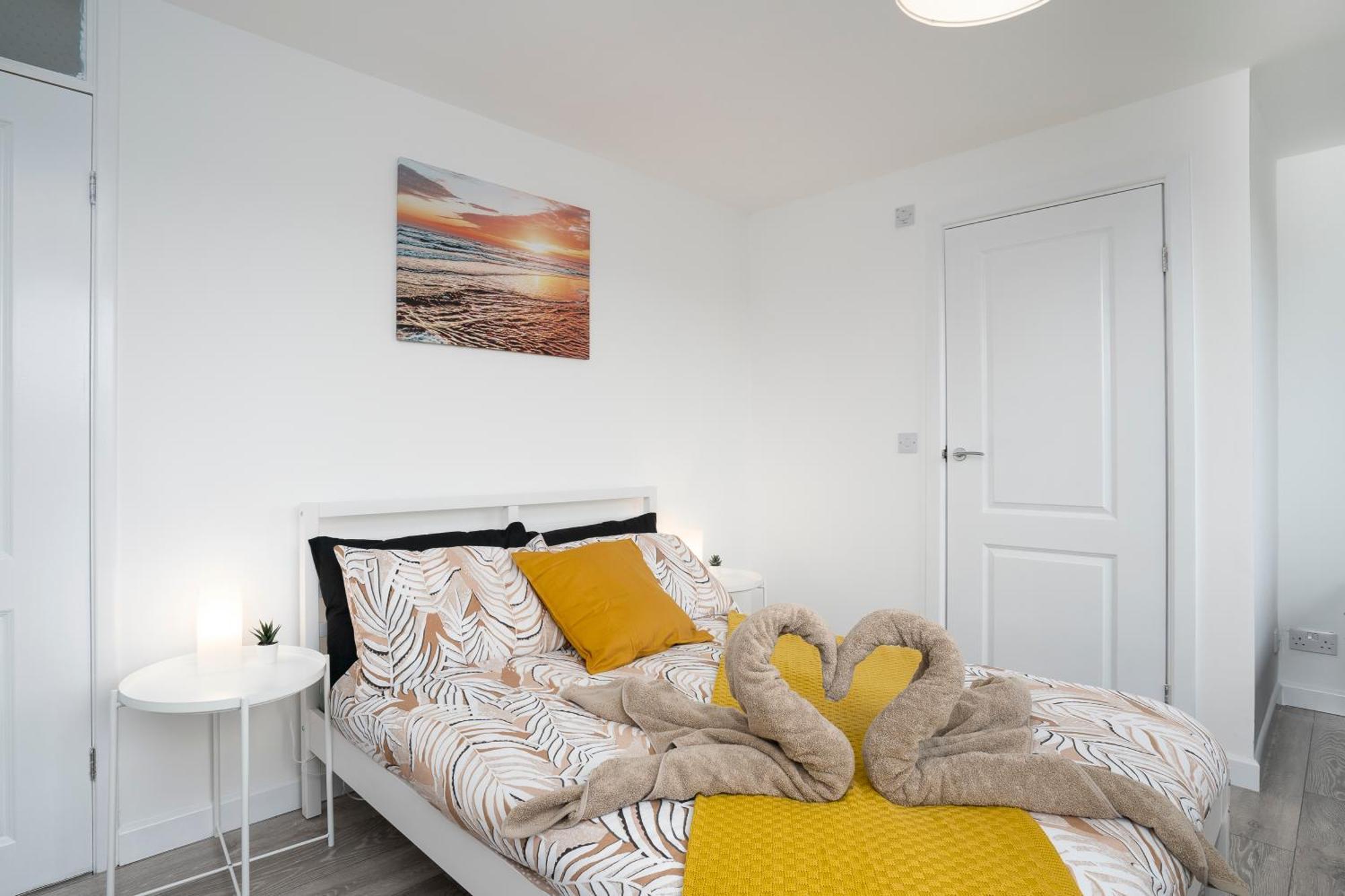 شقة Modern 4 Bed House-Free Parking Burton  المظهر الخارجي الصورة