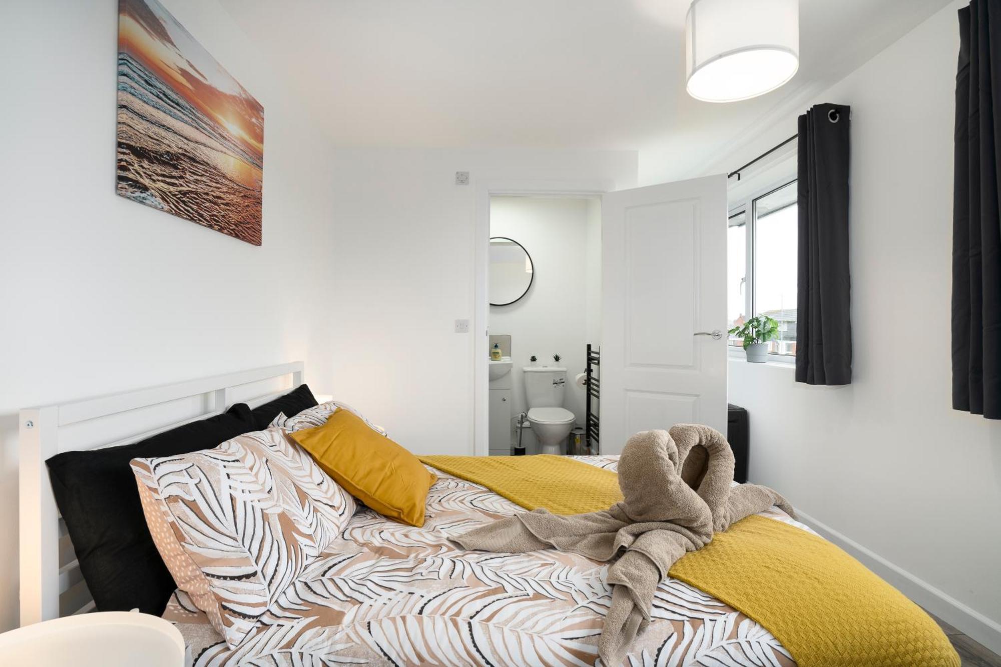 شقة Modern 4 Bed House-Free Parking Burton  المظهر الخارجي الصورة