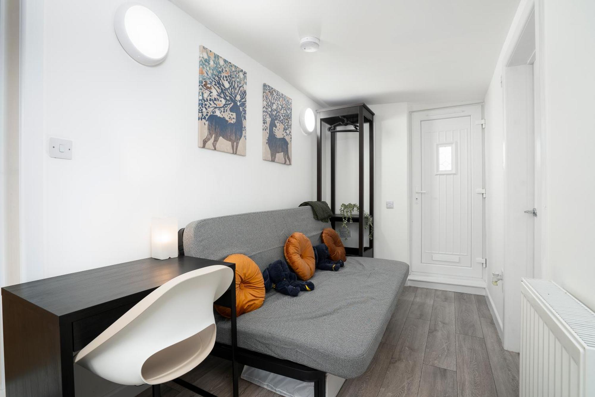 شقة Modern 4 Bed House-Free Parking Burton  المظهر الخارجي الصورة